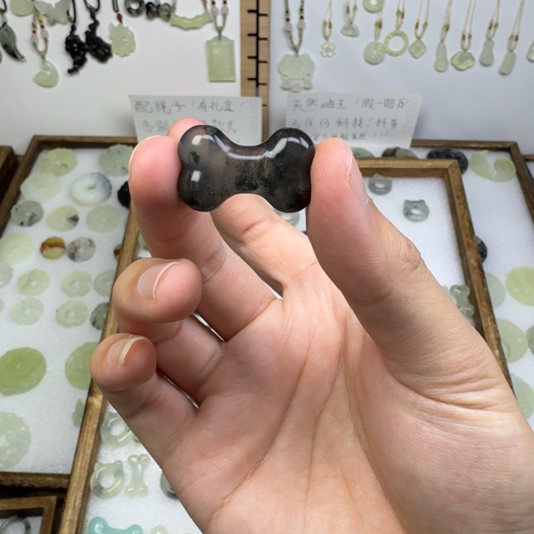 萧***山蛇纹石玉未镶嵌项链