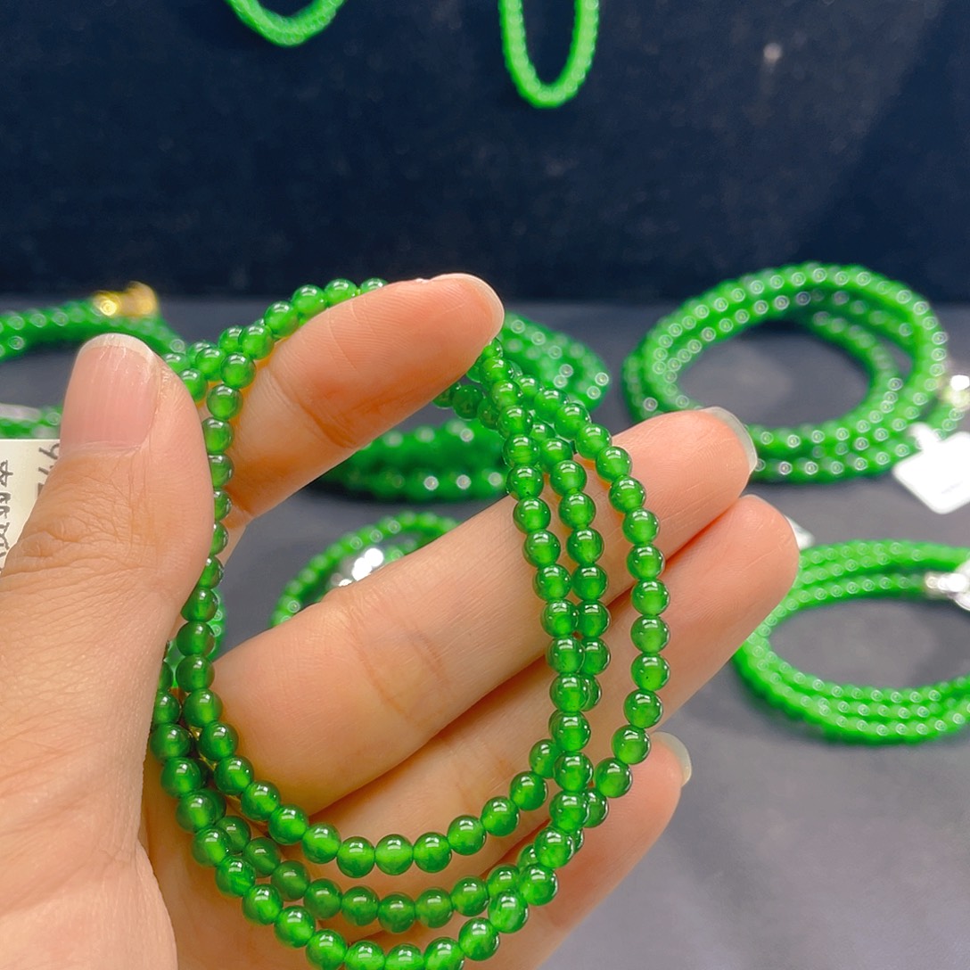 苍***苍翡翠未镶嵌颈饰    