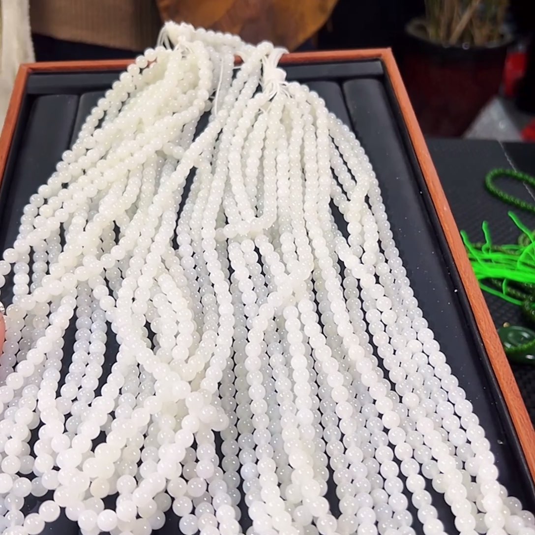 和田玉未镶嵌颈饰卡6发其一