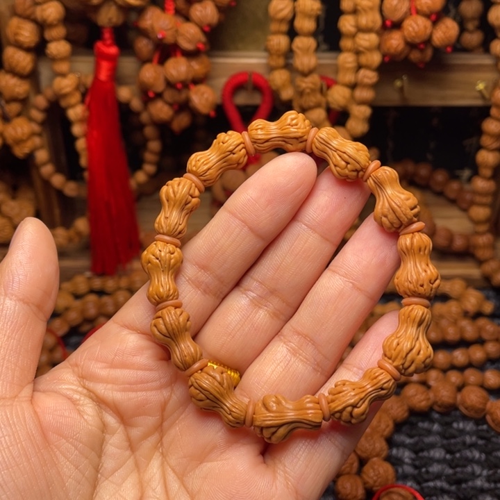 木质类龙纹桃枭挂件