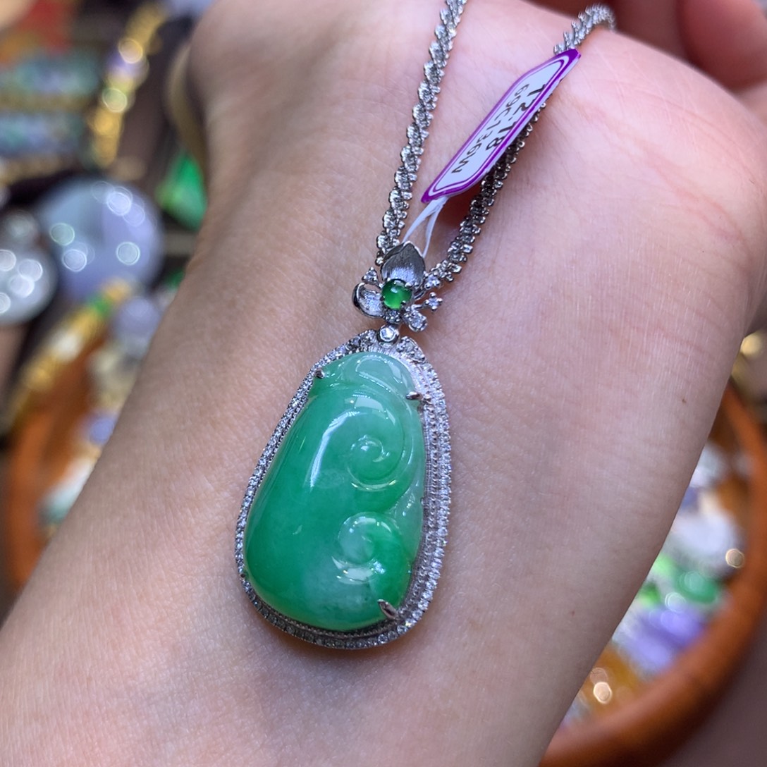 翡翠18K金镶嵌颈饰