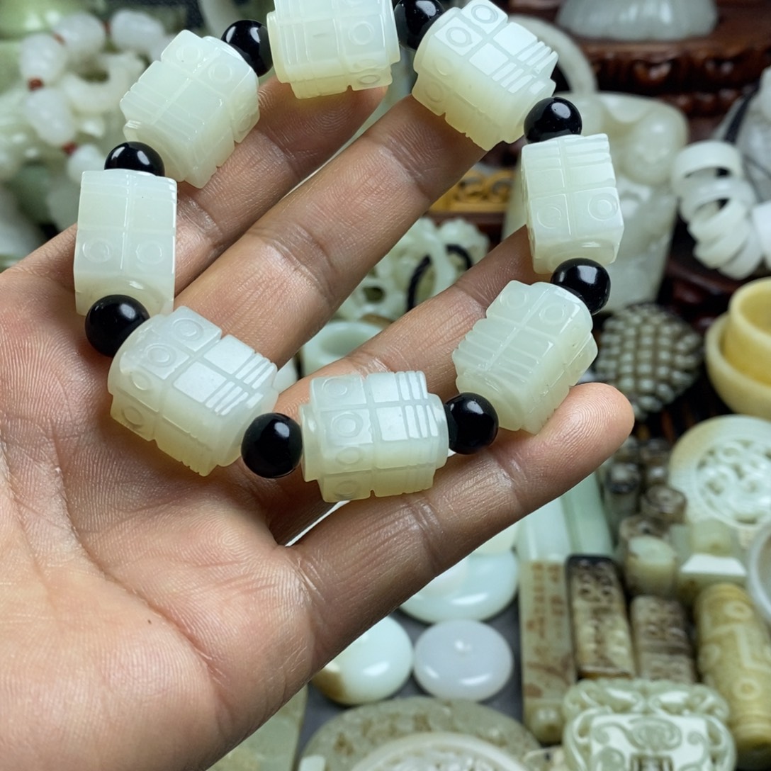 万***意和田玉（糖玉）未镶嵌颈饰