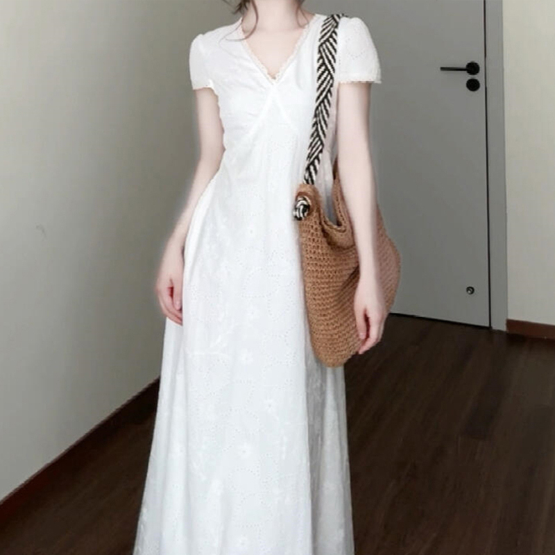 海边度假白色v领连衣裙子女夏季2025年新款爆款夏日绝美长裙3751
