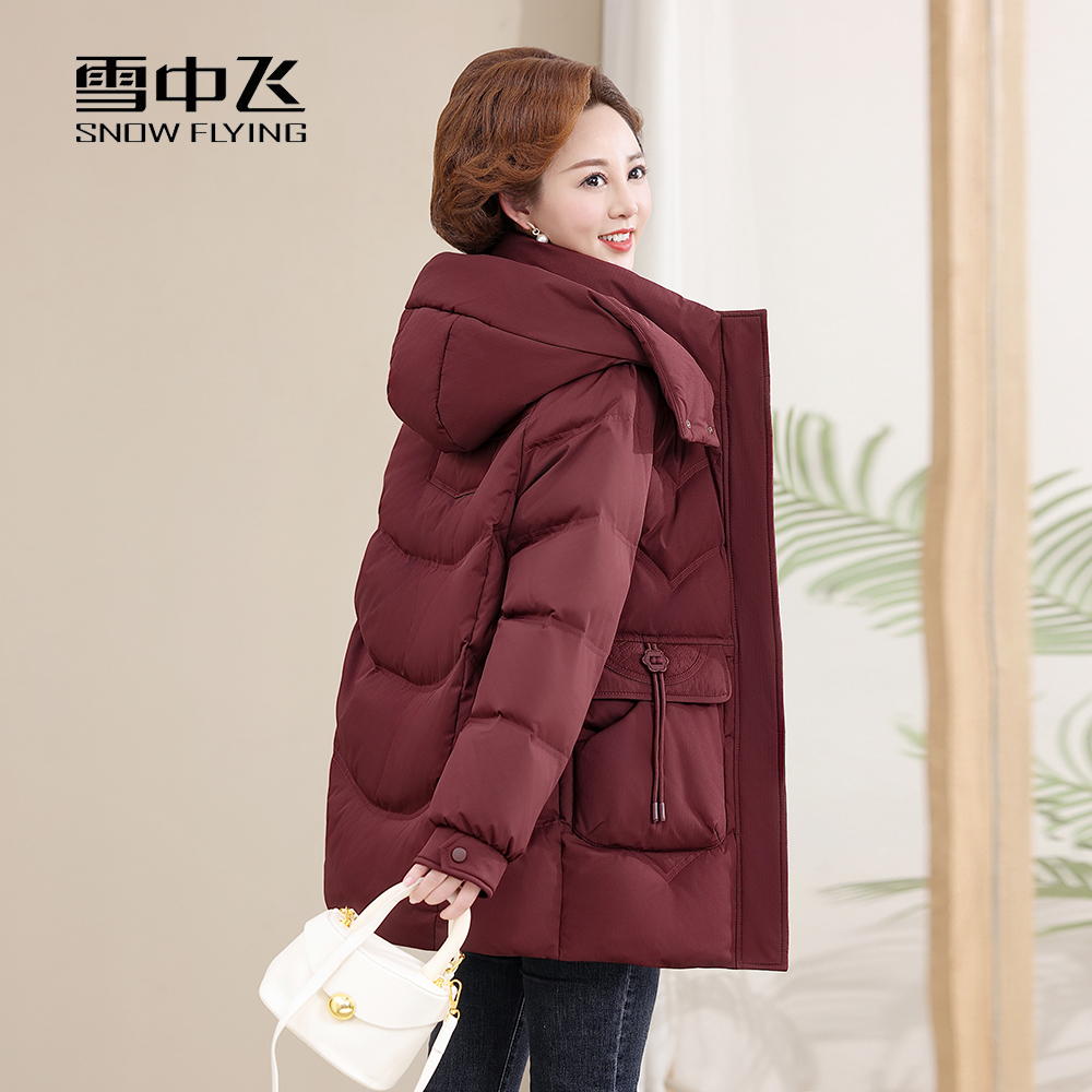 雪中飞冬季新款中老年女士羽绒服加厚宽松鸭绒外套时尚大方妈妈装