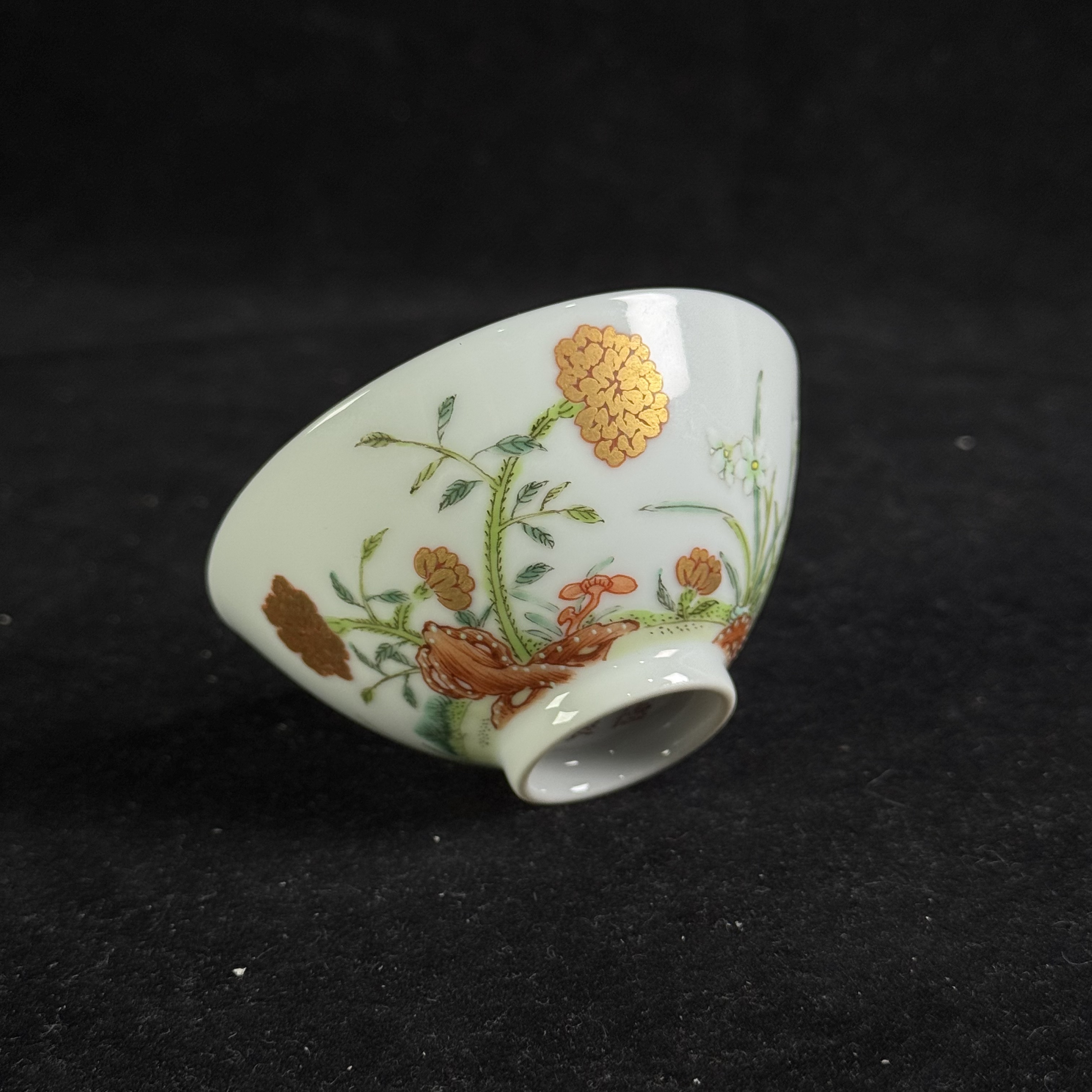 Y粉彩描金洞石花卉纹杯