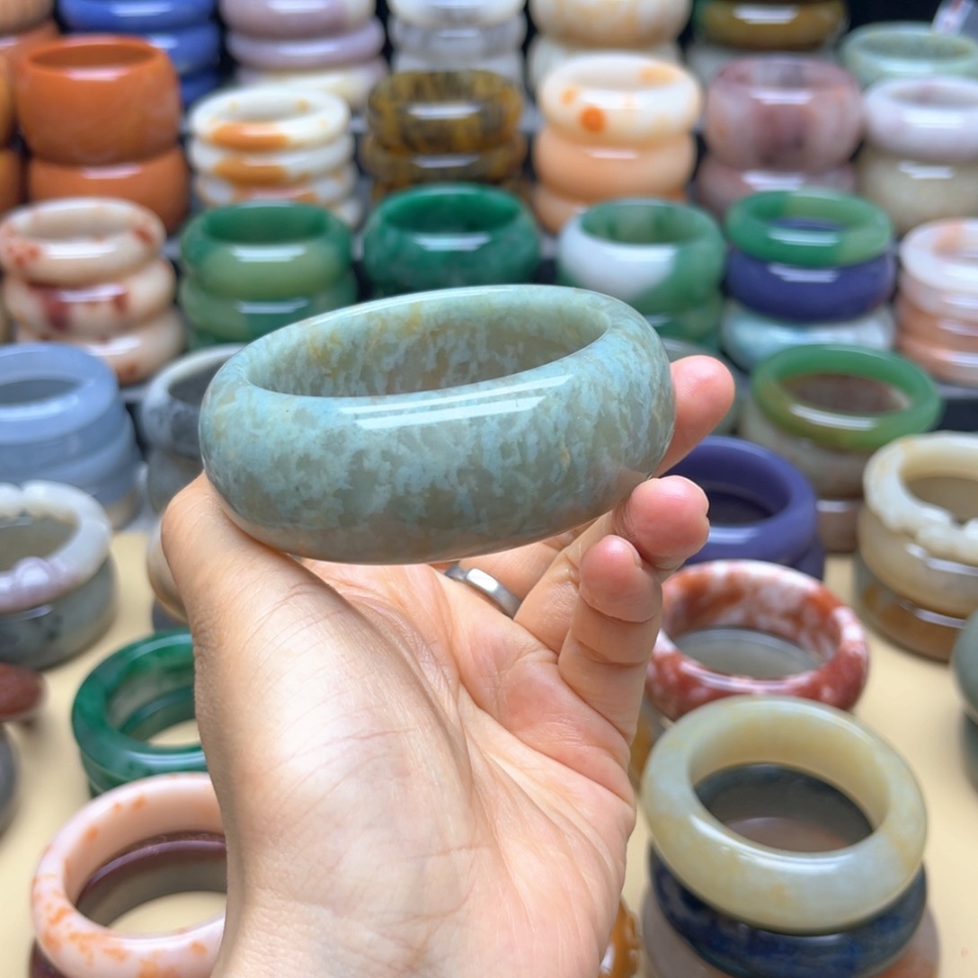 p***i石英质玉手镯未镶嵌