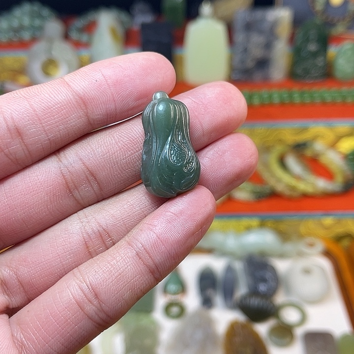 和田玉未镶嵌颈饰白菜