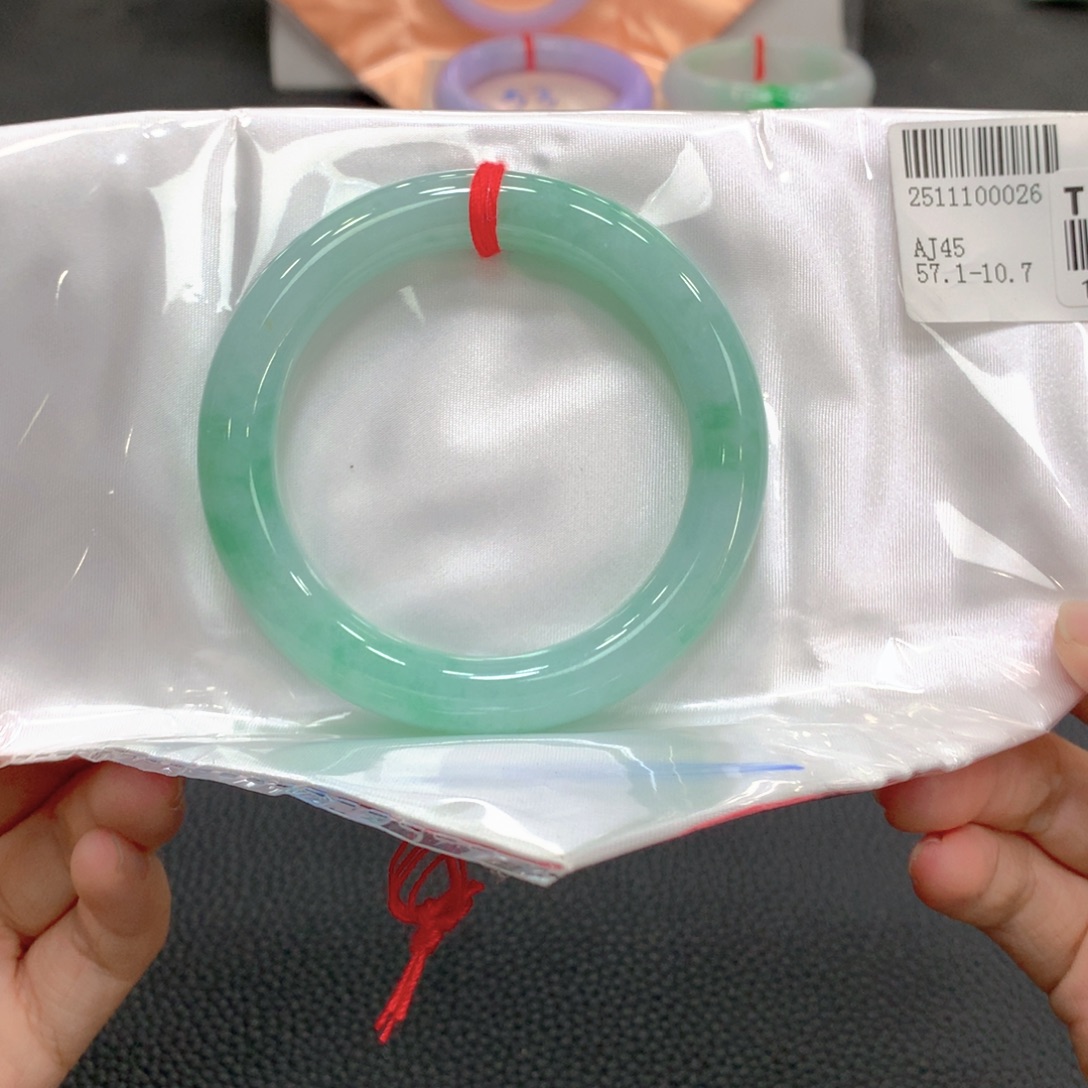 宝***8翡翠未镶嵌手镯翡翠