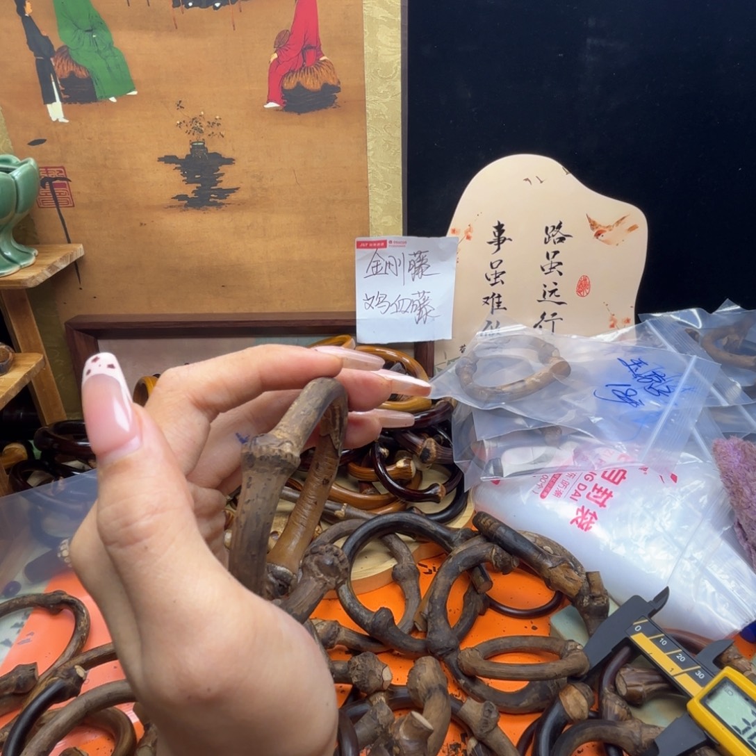 鄧***姐木质非金属藤镯子
