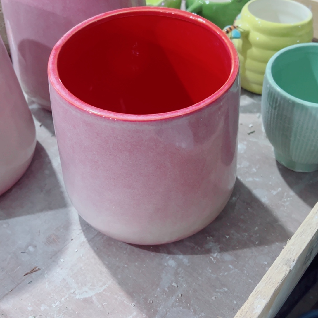 有孔，陶瓷花盆满10米包邮发货。微瑕介意慎拍