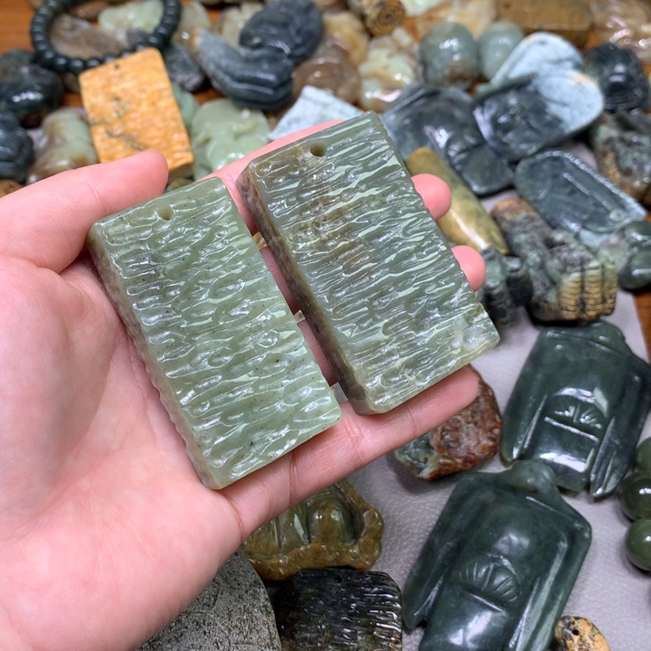 岫岩河磨玉（透闪石质玉）挂件未镶嵌释*