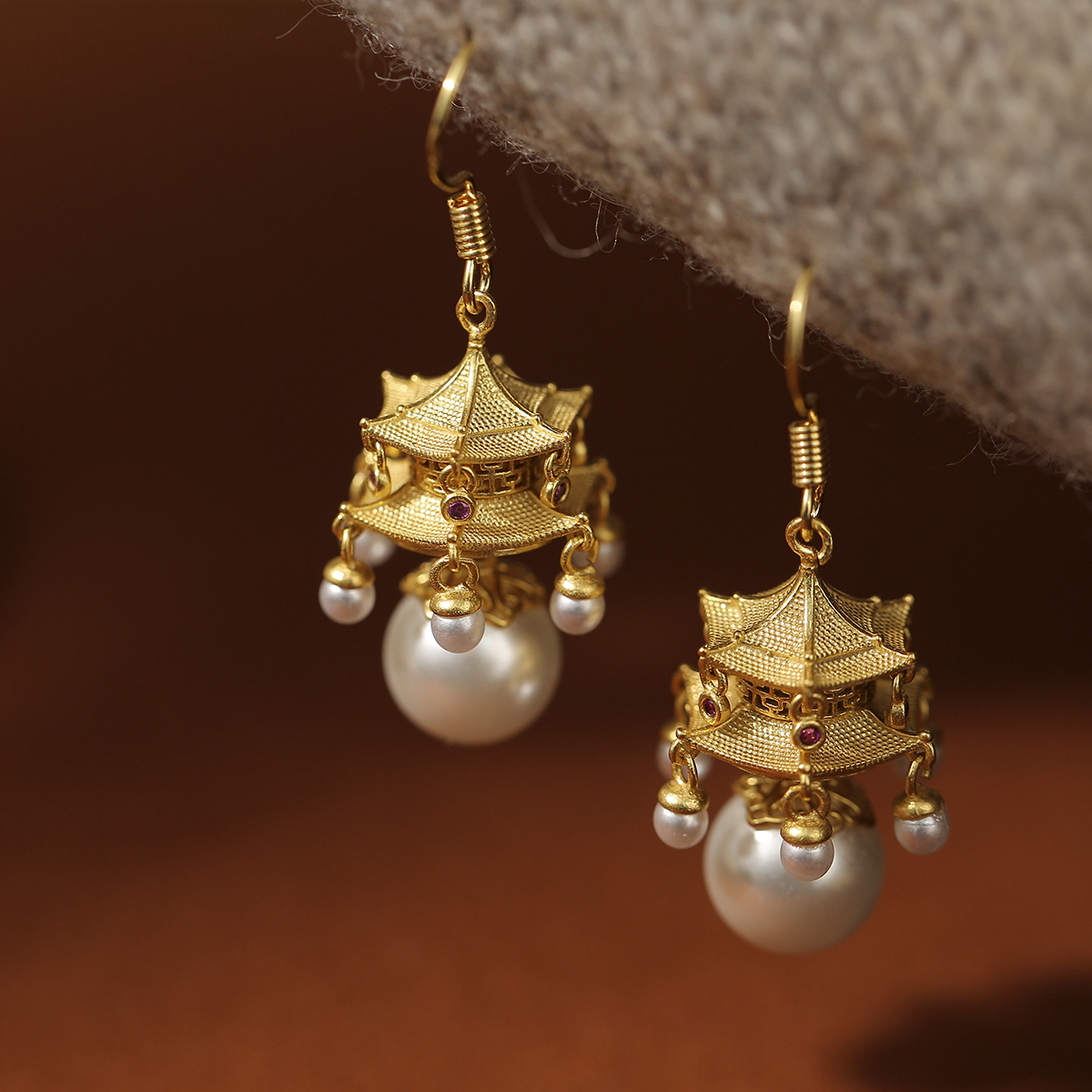 铜合金仿珍珠耳饰 新中式复古宫灯六角楼阁亭台镂空仿珍珠耳环