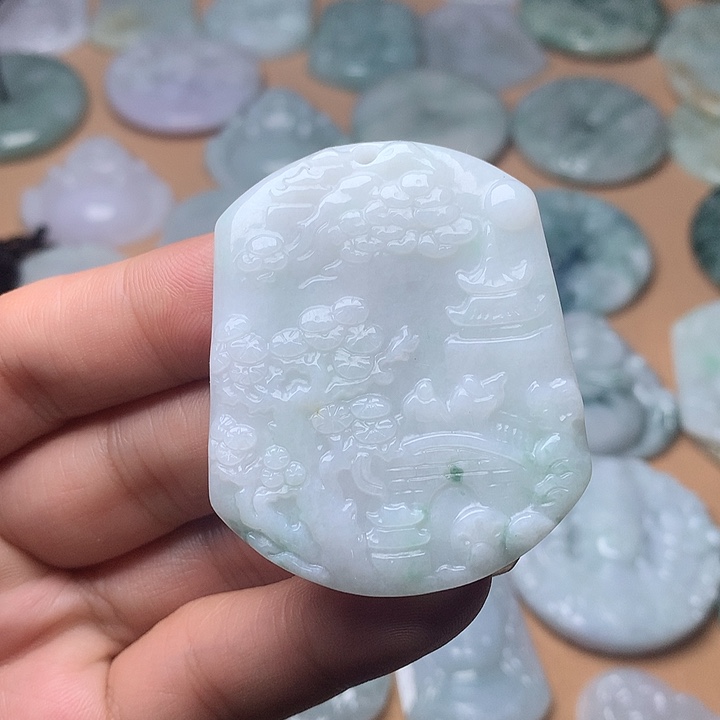 翡翠未镶嵌颈饰山水