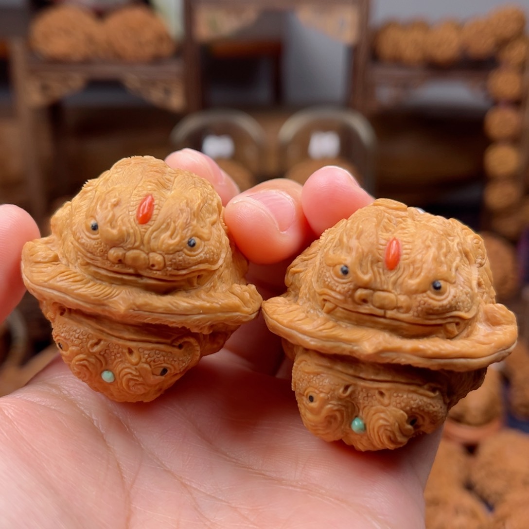 核桃把件龙蟾金蟾