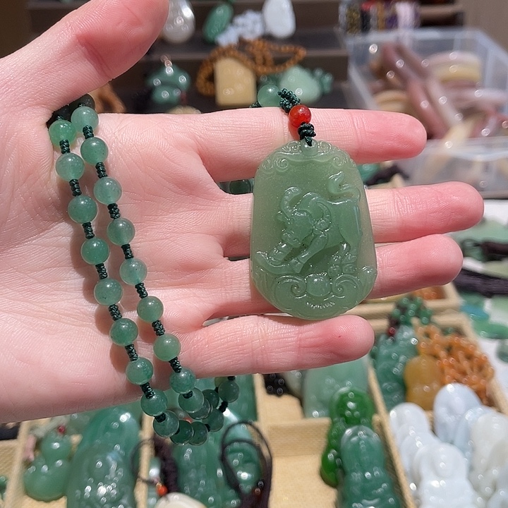 石英质玉未镶嵌颈饰