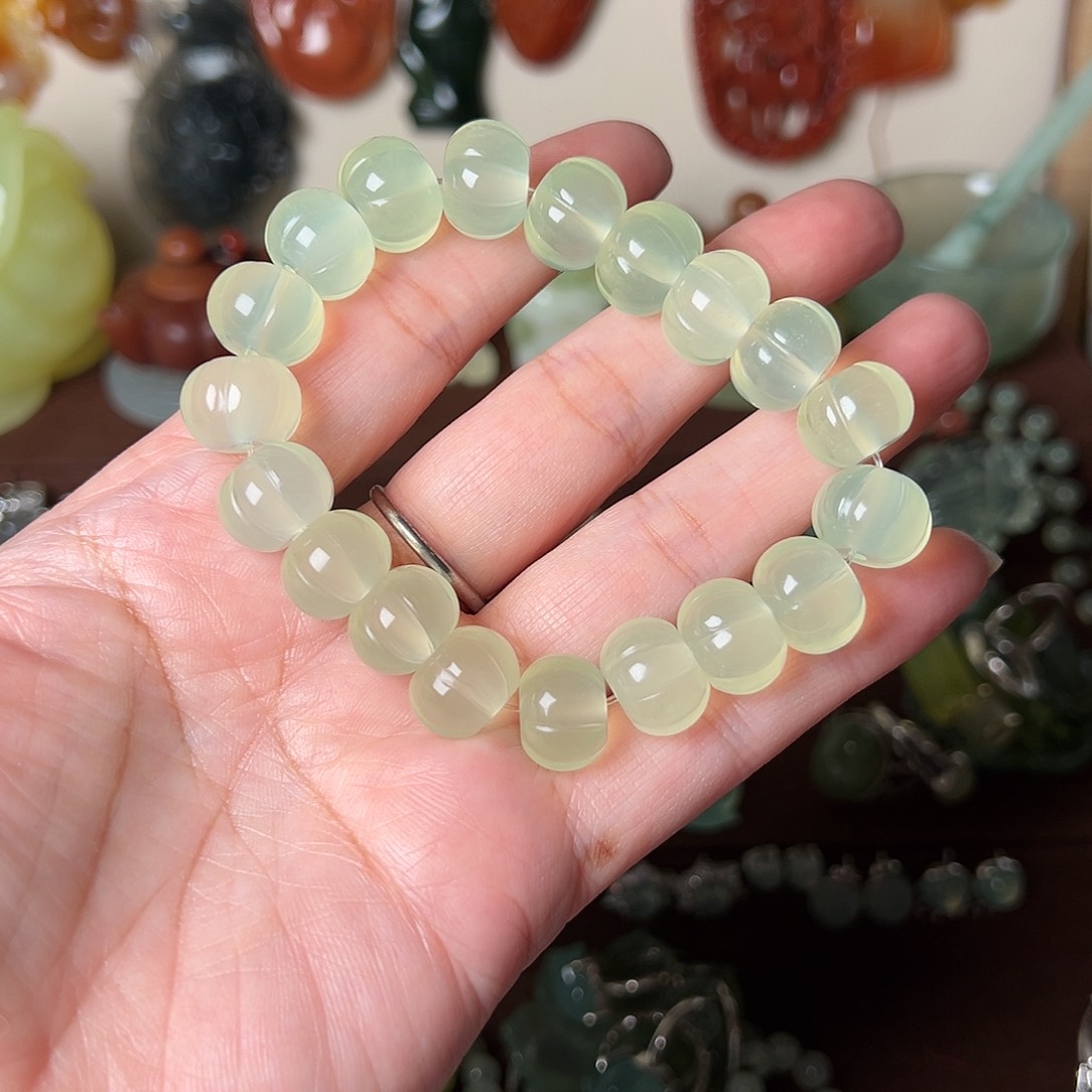 蛇纹石玉手串未镶嵌朱*