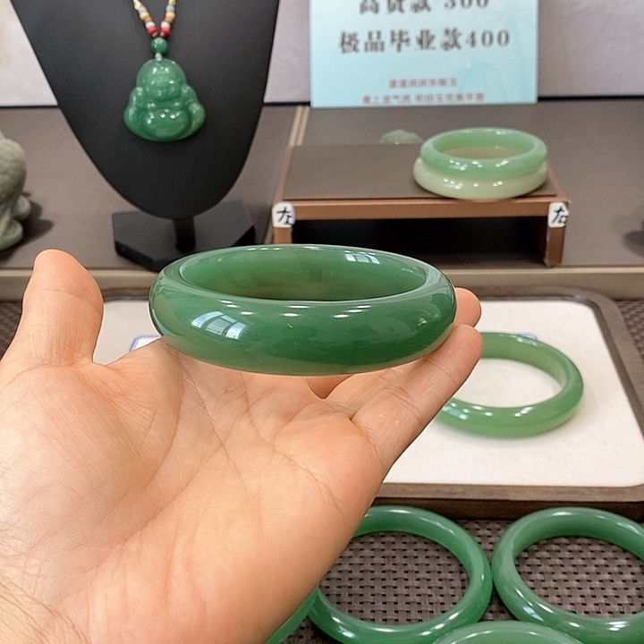 东陵石未镶嵌颈饰不**见