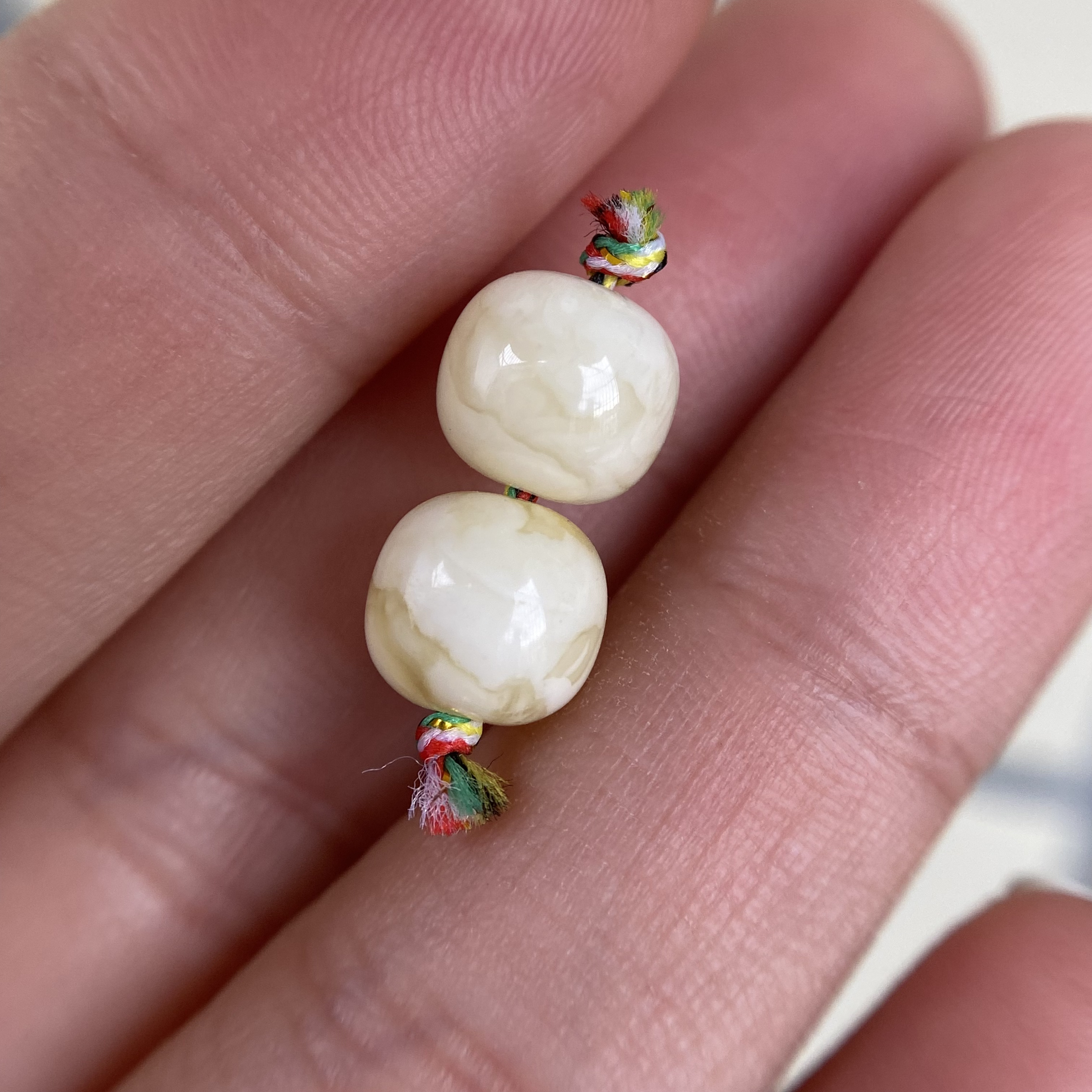 蜜蜡白花千层老型对珠8.2×7.2mm，孔边有点植物介意勿拍，