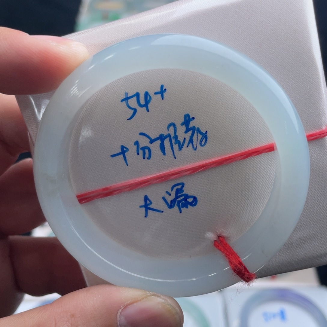 翡翠手镯未镶嵌翡翠手镯