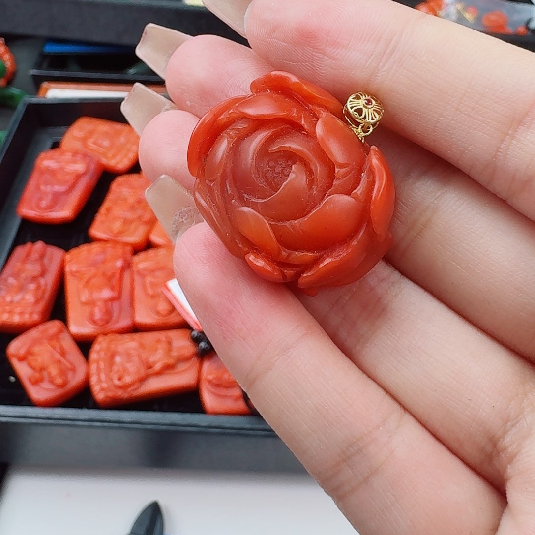 南红玛瑙牡丹花18K金镶嵌
