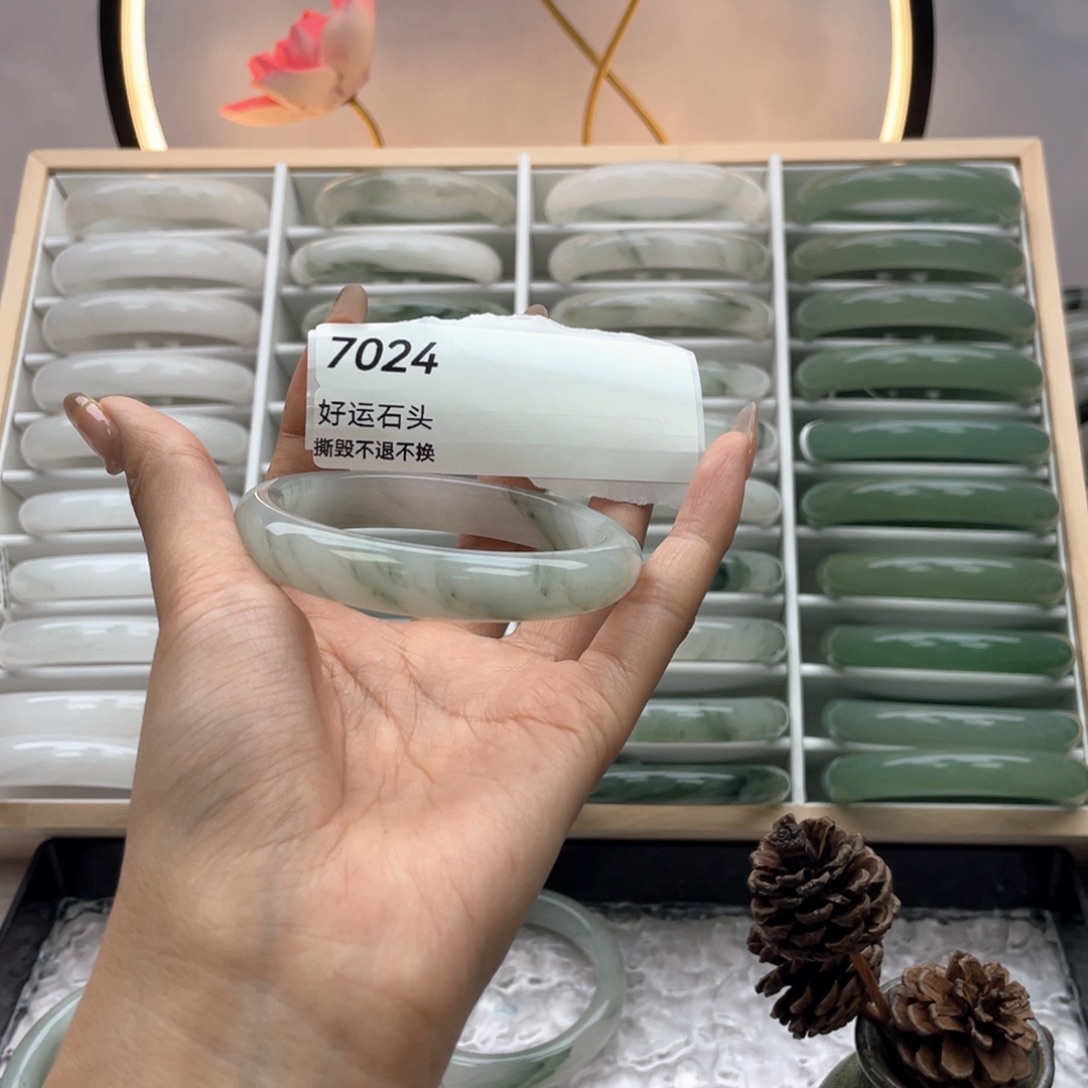 石英质玉未镶嵌手镯7024
