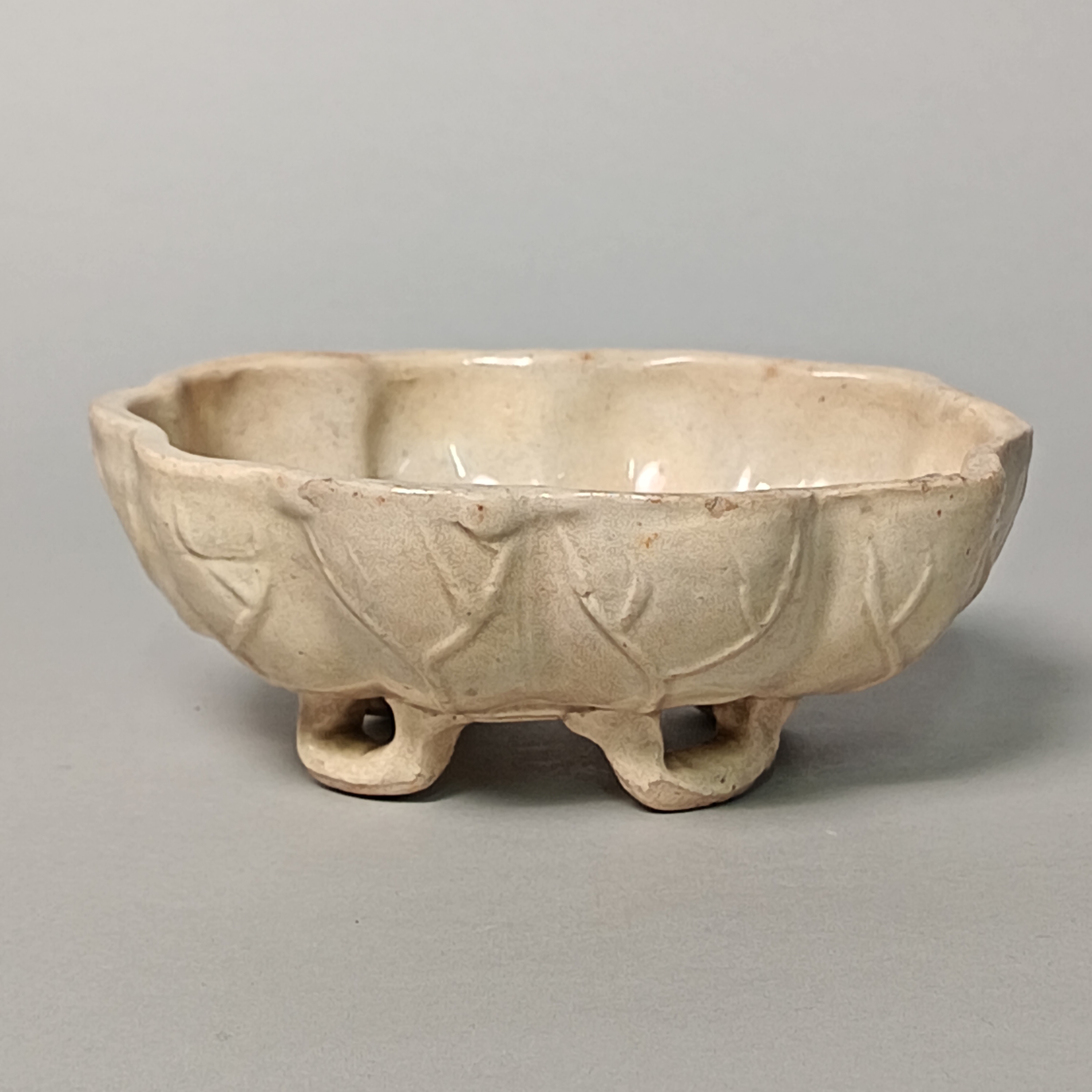 【010021466】清中期 白釉荷叶洗