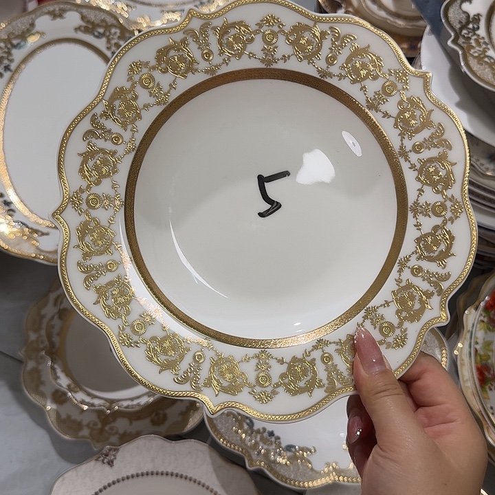 樱****瓷8.5英寸金边草帽盘1个