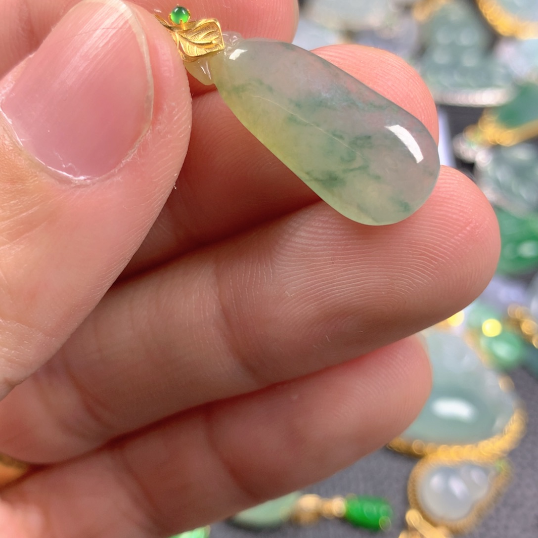 【闪购商品】翡翠颈饰18K金镶嵌向*?翡翠