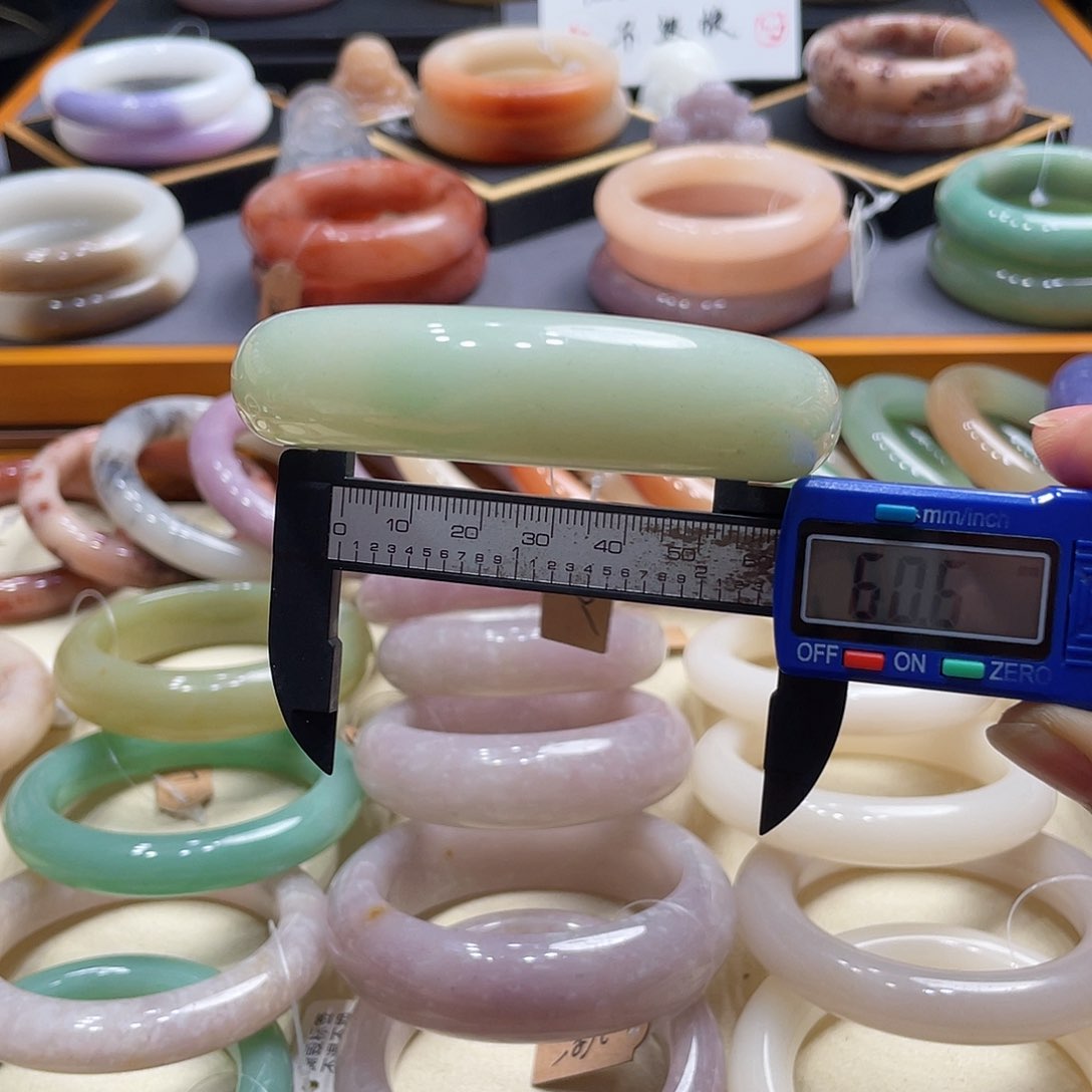 未镶嵌手镯石英岩玉