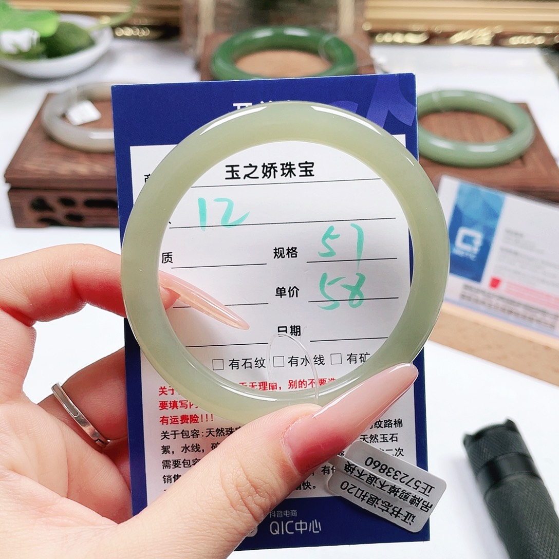 和田玉未镶嵌手镯