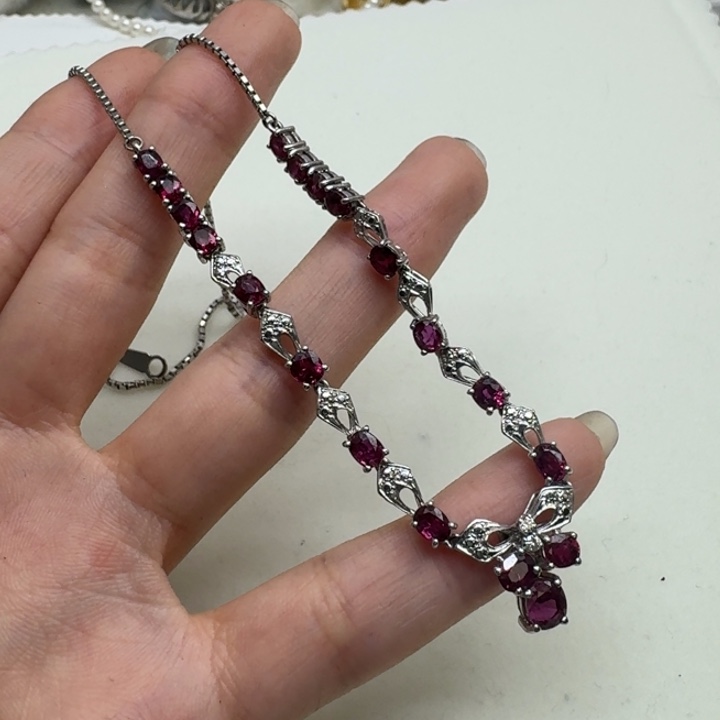 未镶嵌颈饰红宝石