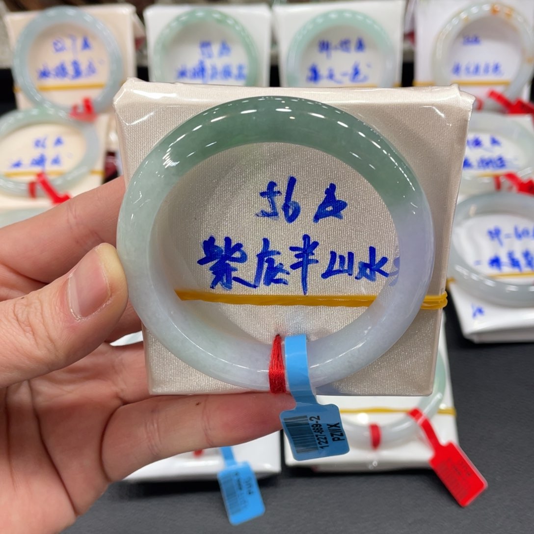 翡翠手镯未镶嵌翡翠