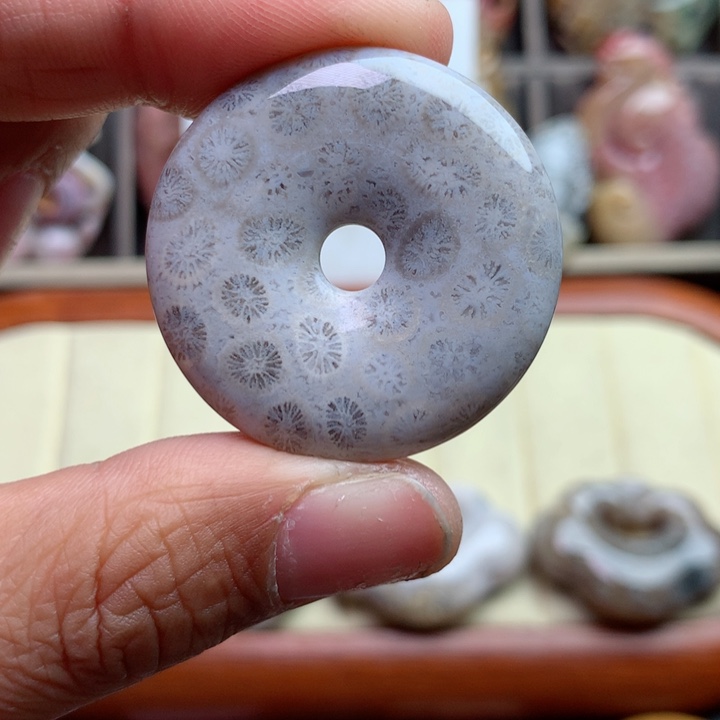 硅化珊瑚（珊瑚玉）颈饰足银镀金镶嵌