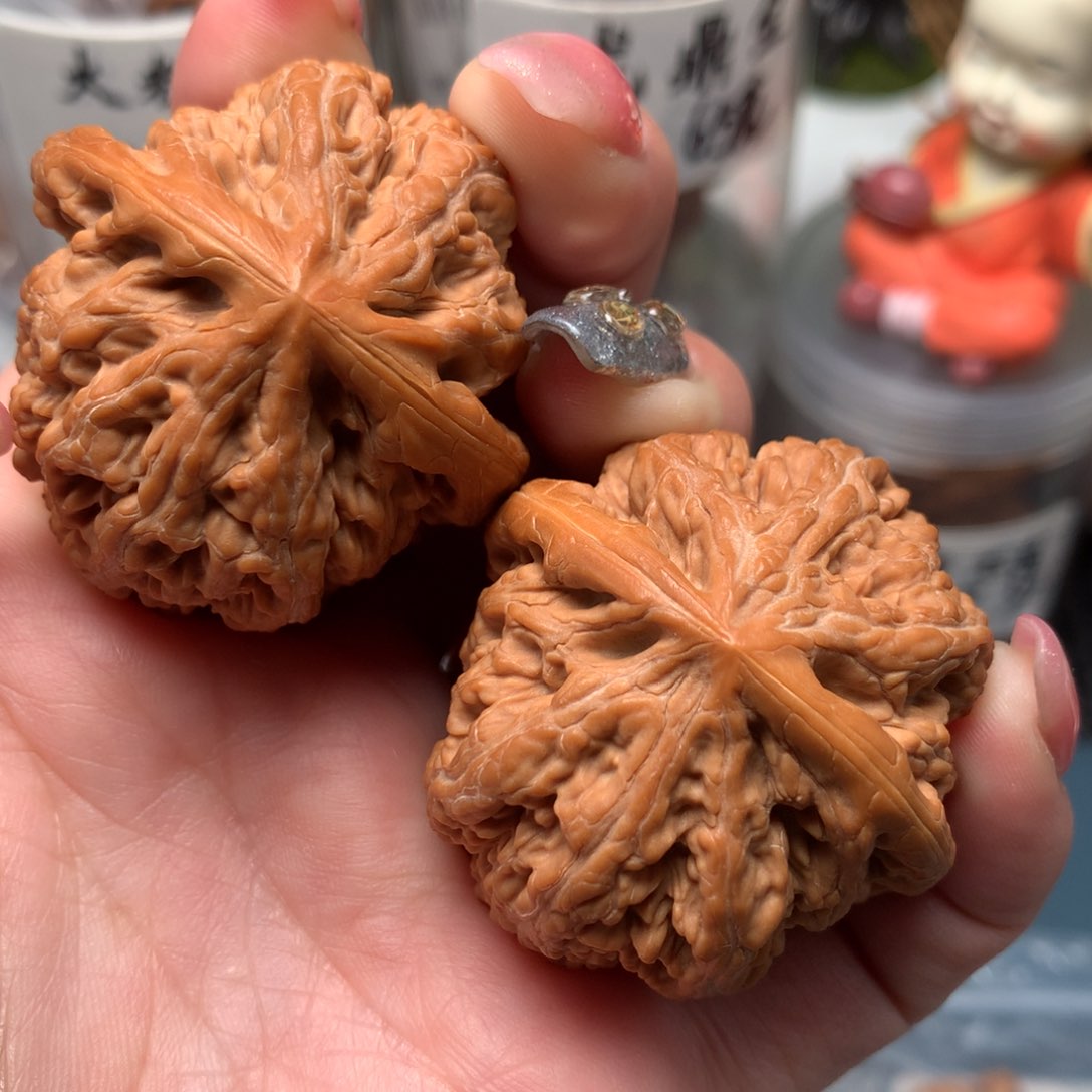 文玩核桃把件41-852-1。  