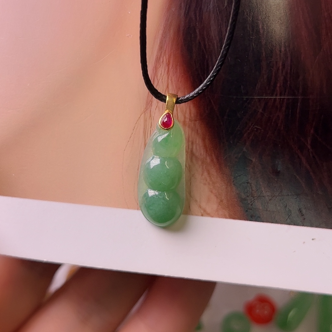 翡翠18K金镶嵌颈饰豆角