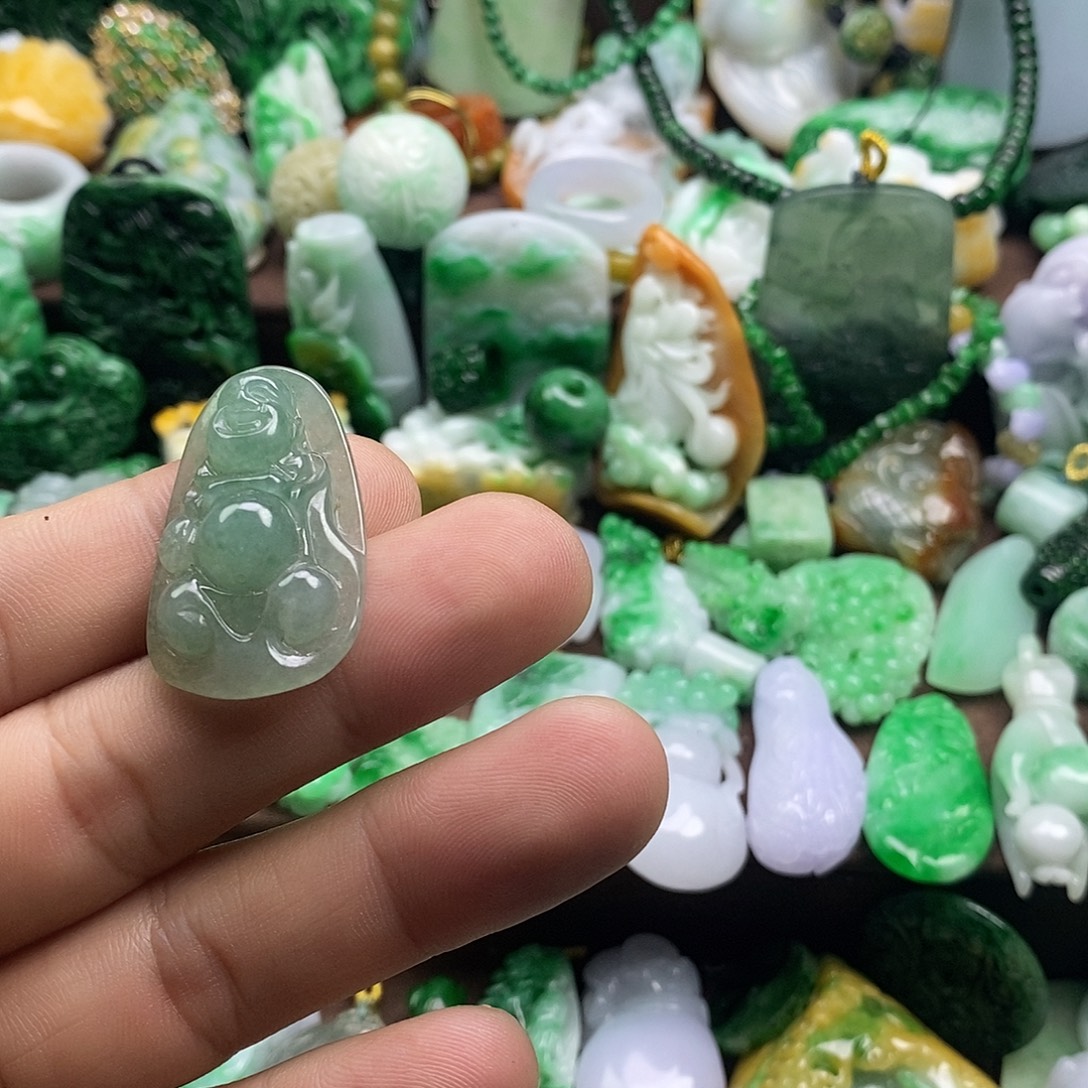 翡翠未镶嵌颈饰佛