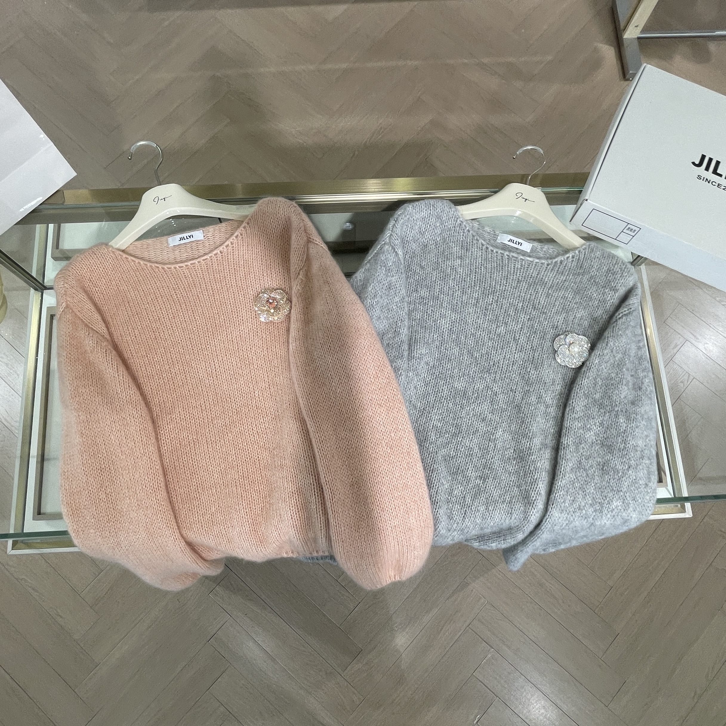 JILLYI【钻石茶花】两色慵懒风圆领胸口山茶花装饰时尚百搭针织衫