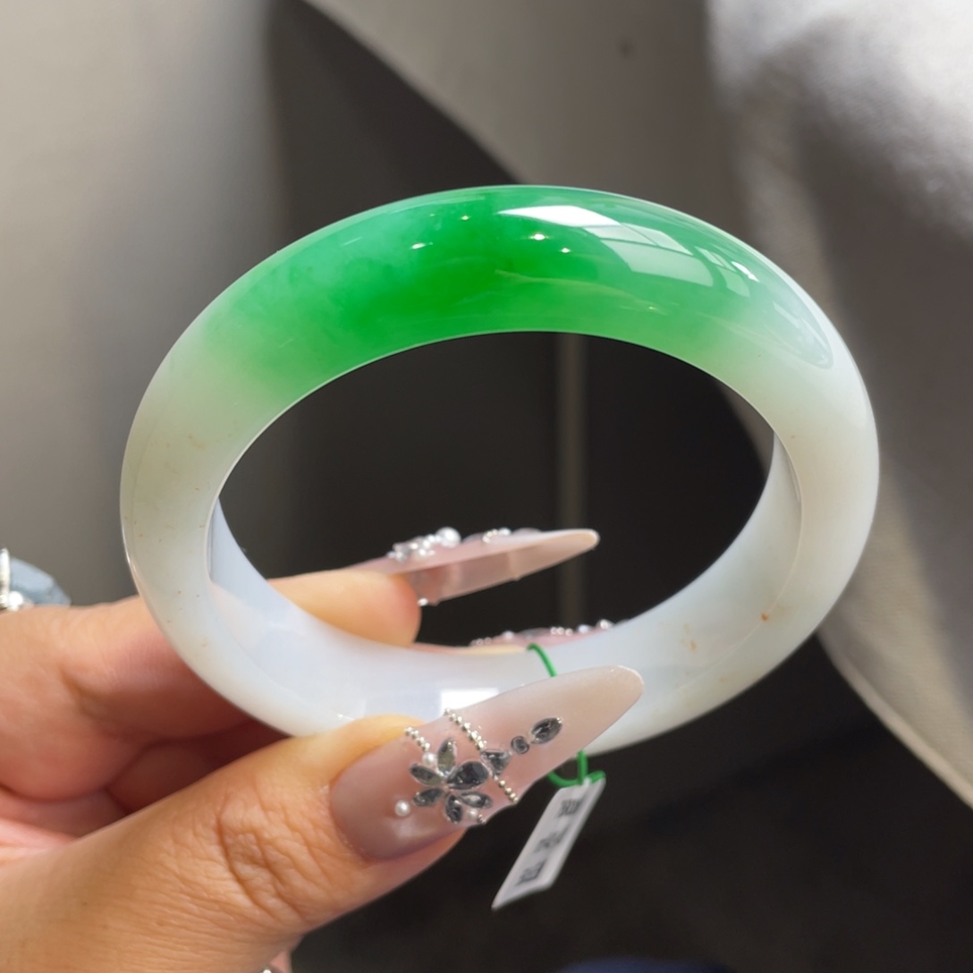 翡翠未镶嵌手镯【清货亏出】辣绿白底青正圈手镯