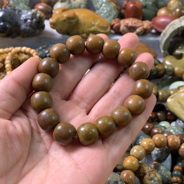 未镶嵌岫岩河磨玉（透闪石质玉）把件