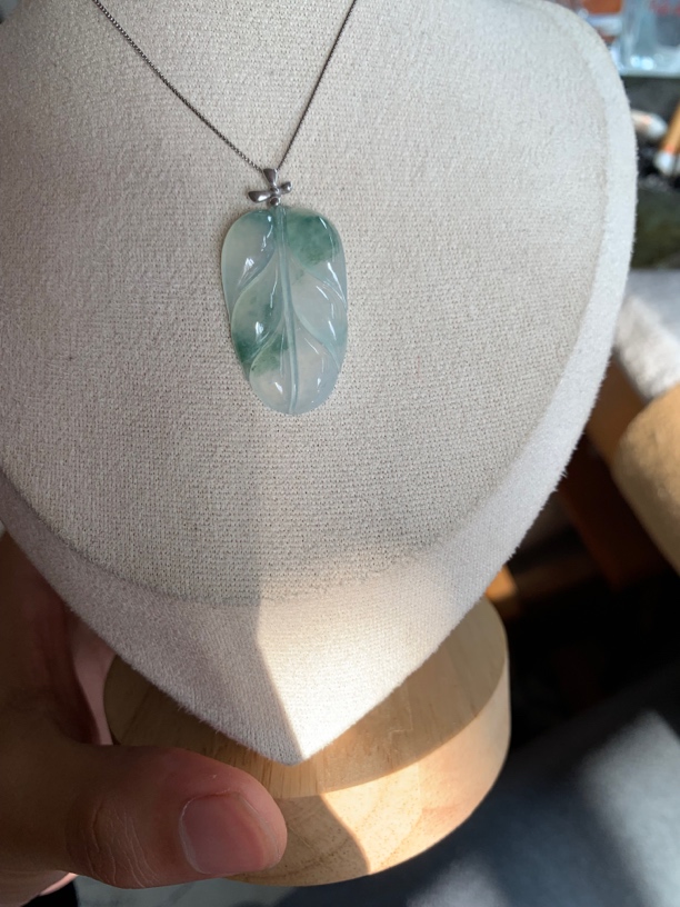 缅甸A货翡翠，冰飘花树叶，起荧光高冰女士气质时尚镶嵌轻奢妈妈