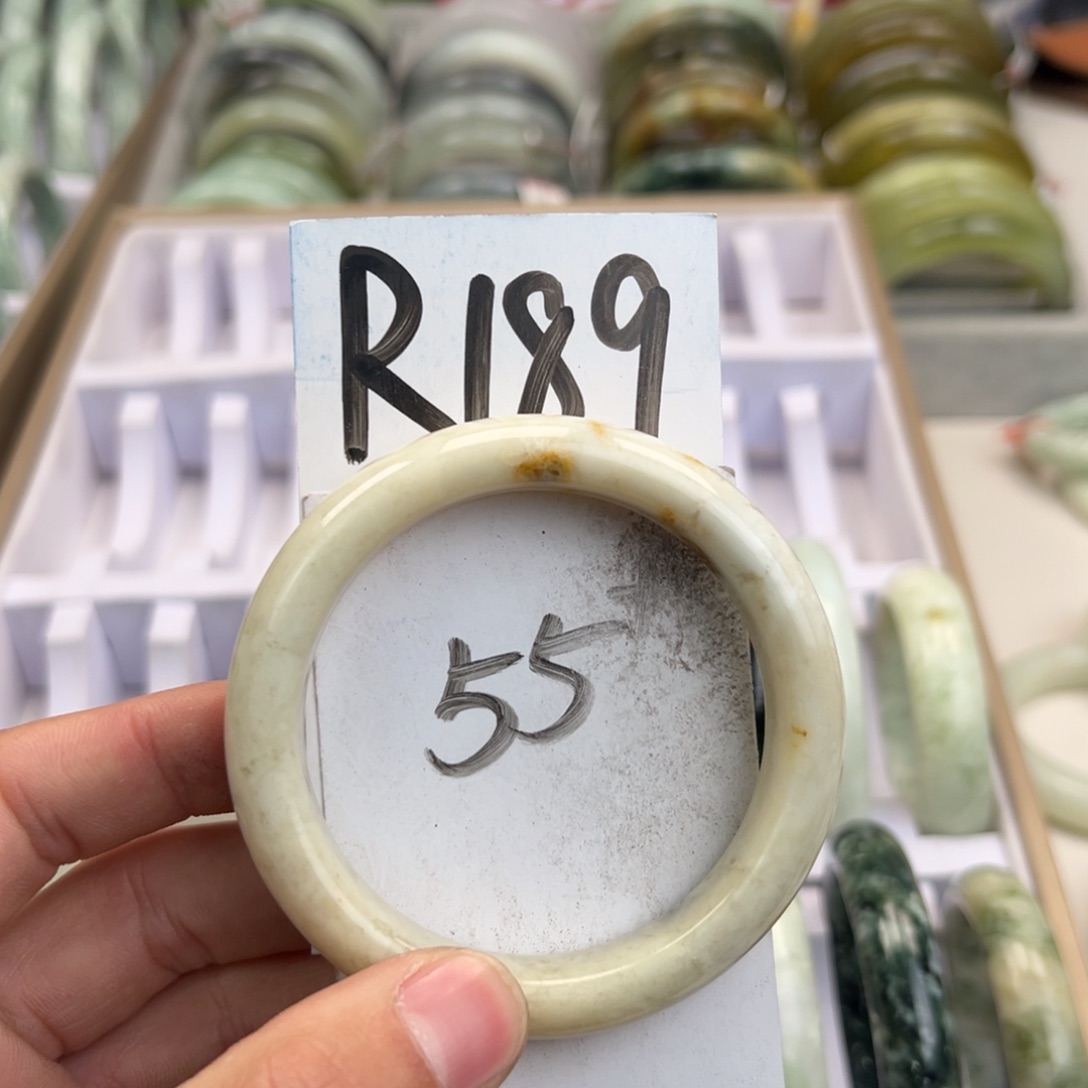 岫玉手镯未镶嵌天然岫玉微瑕，可以正常佩戴