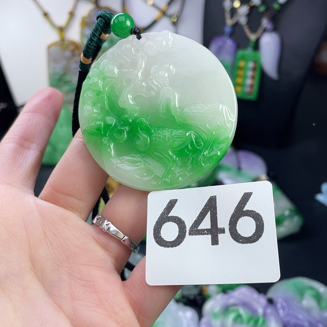 翡翠未镶嵌吊坠(赠链)