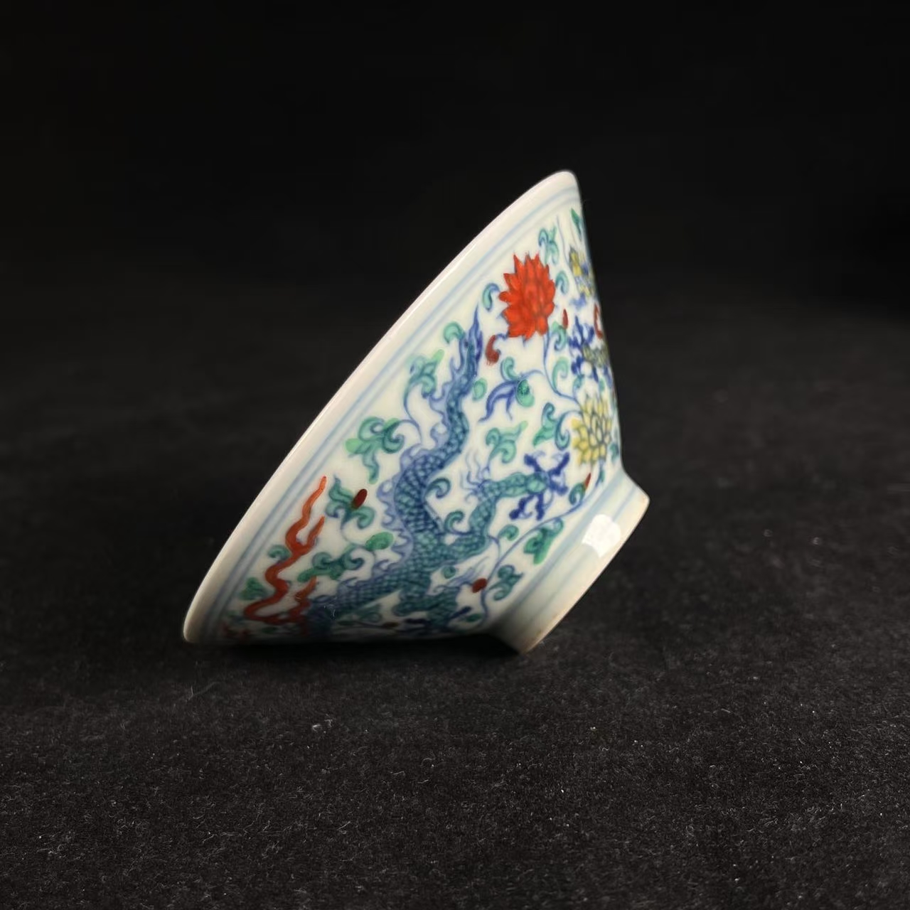 斗彩龙穿花纹斗笠杯