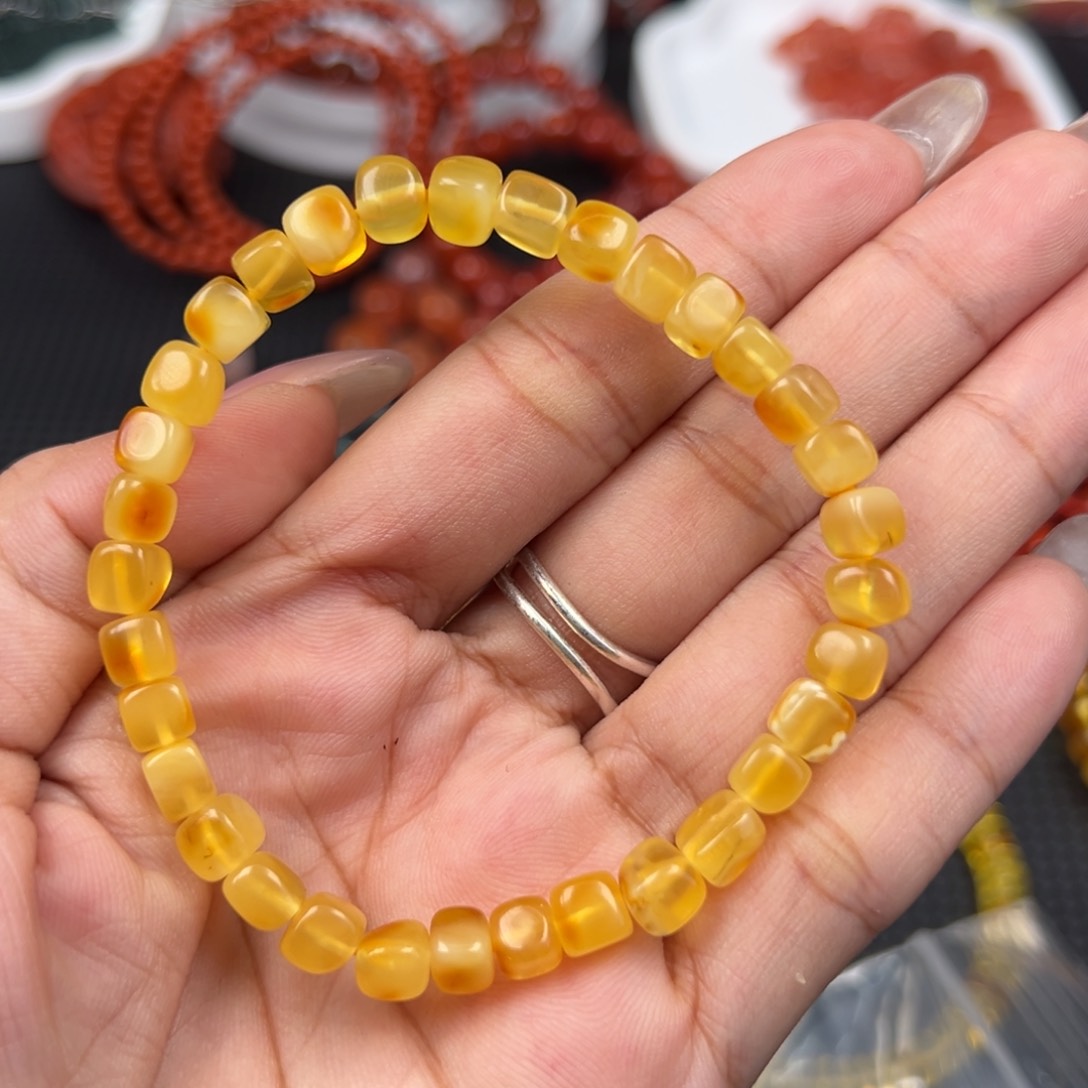 未镶嵌蜜蜡手链多样性