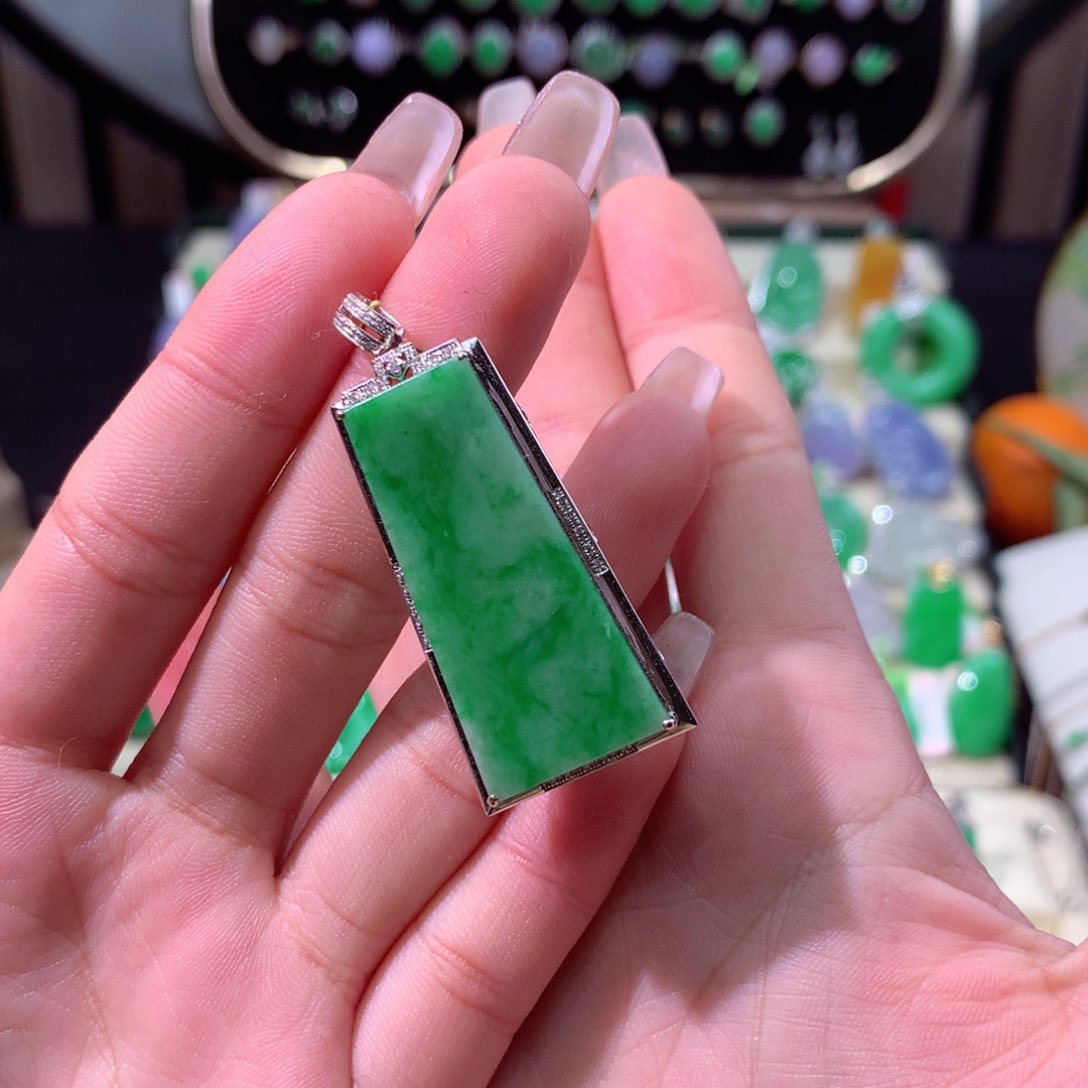 翡翠颈饰18K金镶嵌翡翠