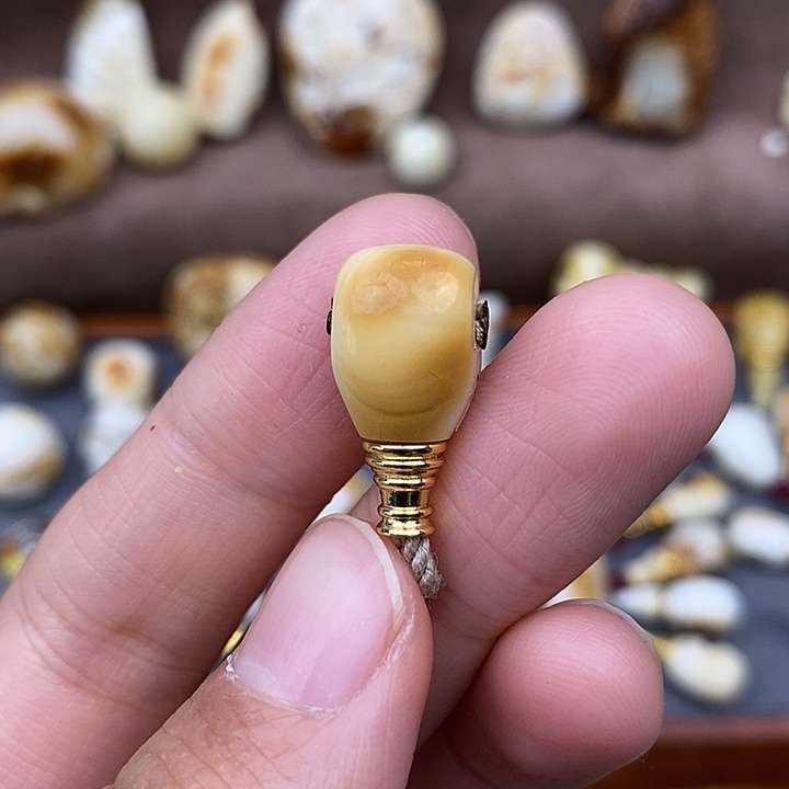 琥珀裸石未镶嵌9三通z4