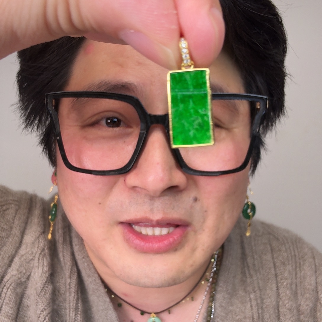 翡翠未镶嵌颈饰一件