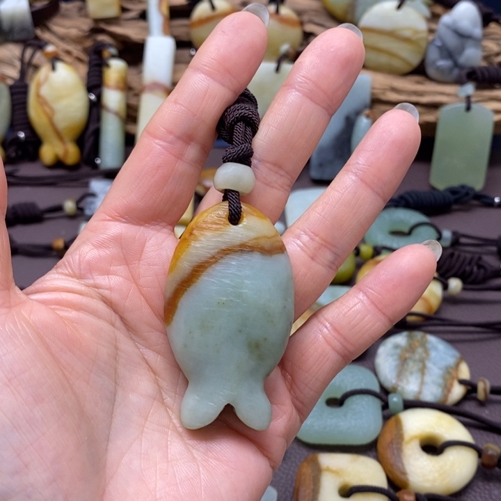 聂***)蛇纹石玉未镶嵌颈饰