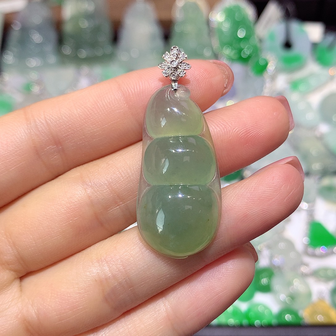 翡翠18K金镶嵌颈饰豆