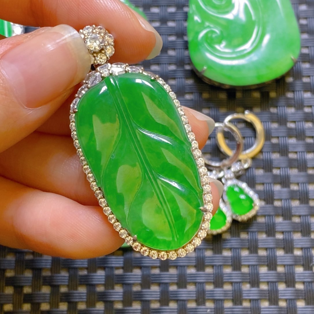 翡翠颈饰银S925镶嵌吊坠